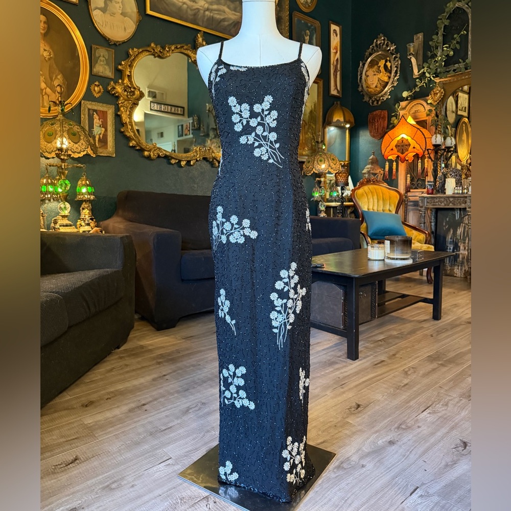 Vintage Y2K Adrianna Papell 100% Silk Beaded Gown ✨
Size 2P